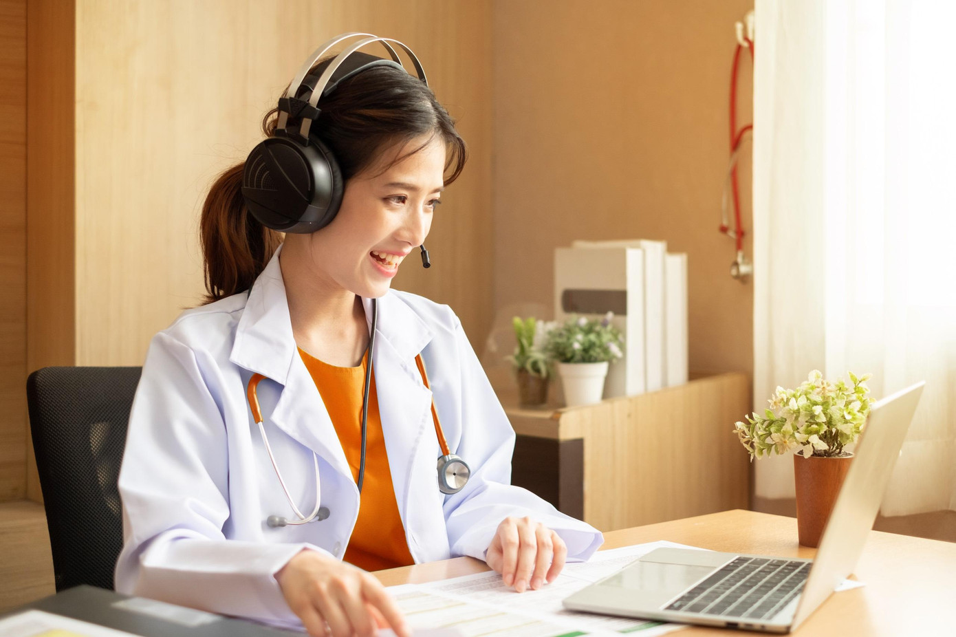 Khách hàng của FWD có thể gọi điện đến tổng đài 028-3824 0505 hoạt động 24/7 để được các chuyên viên và bác sĩ có chuyên môn cao của các đơn vị y tế uy tín hỗ trợ Khách hàng của FWD có thể gọi điện đến tổng đài 028-3824 0505 hoạt động 24/7 để được các chuyên viên và bác sĩ có chuyên môn cao của các đơn vị y tế uy tín hỗ trợ