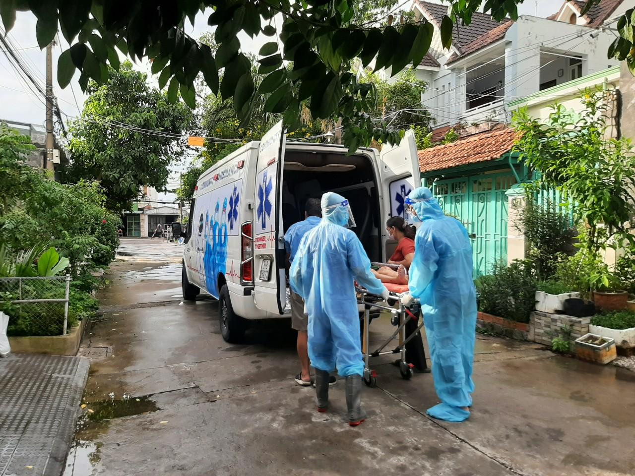 Một chuyến xe chở F0 đi điều trị tại bệnh viện