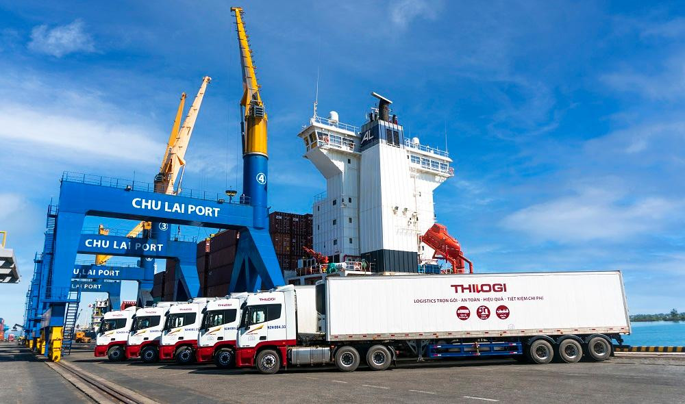 Xe vận chuyển nông sản của THILOGI tại cảng Chu Lai Xe vận chuyển nông sản của THILOGI tại cảng Chu Lai