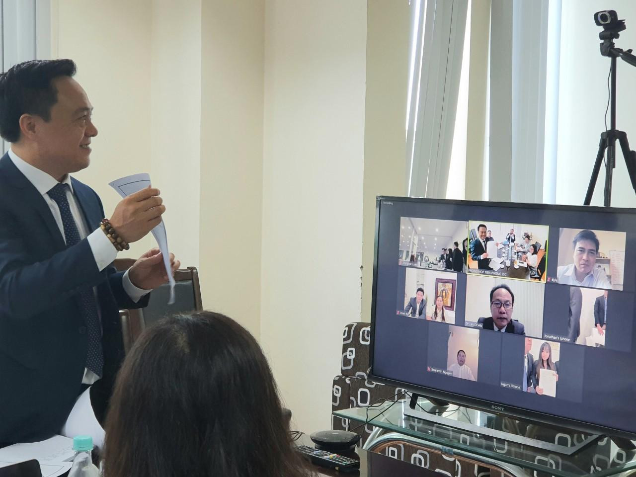 Ông Bùi Văn Phượng – Phó Giám đốc điều hành công ty CP Tiền Phong và bà Mai Trúc Ngân – Chủ Tịch HĐQT công ty Saigon Medicare ký kết Thỏa thuận hợp tác chiến lược trước sự chứng kiến của các thành viên HĐQT của hai bên theo hình thức trực tuyến.