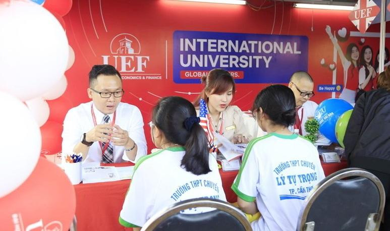 “Du học tại chỗ” đã trở thành xu hướng học tập của nhiều sinh viên thời 4.0 “Du học tại chỗ” đã trở thành xu hướng học tập của nhiều sinh viên thời 4.0