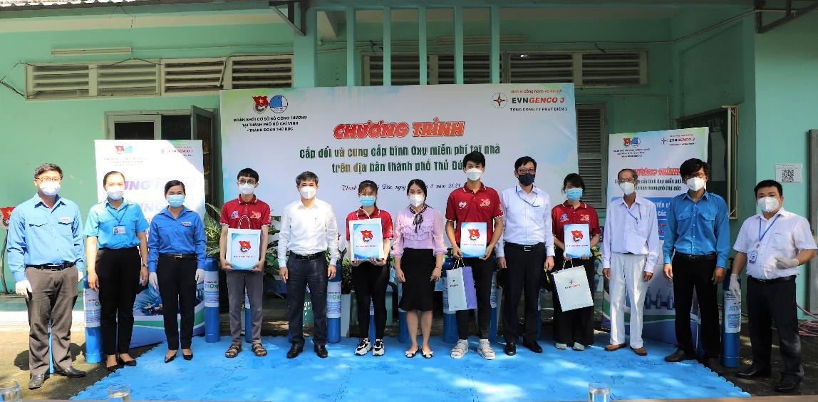 Đại diện EVNGENCO 3 trao vật tư y tế cho đội hình tình nguyện, phát động chương trình ATM Oxy Thủ Đức miễn phí Đại diện EVNGENCO 3 trao vật tư y tế cho đội hình tình nguyện, phát động chương trình ATM Oxy Thủ Đức miễn phí