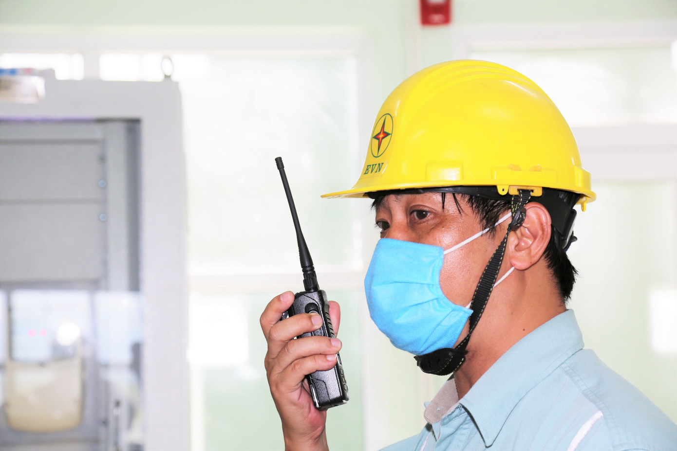 Ông Nguyễn Đình Chiến, Phó Tổng Giám đốc Công ty ĐHĐ chỉ huy vận hành thử nghiệm hoà lưới tổ máy H5 ở công suất 80 MW