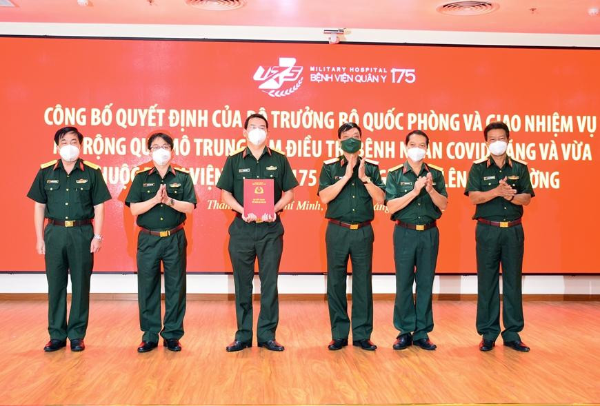 Ban Giám đốc Bệnh viện Quân y 175 nhận quyết định của Bộ trưởng Bộ Quốc phòng