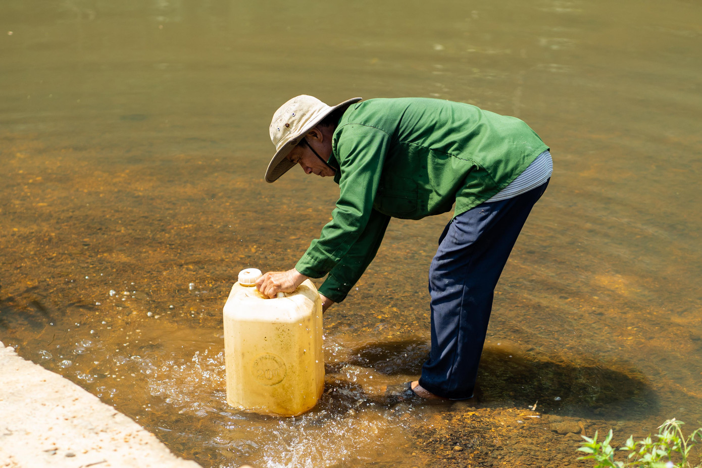 Thiếu nước sạch, người dân thôn Nại Hiệp phải sử dụng nước từ sông, suối.