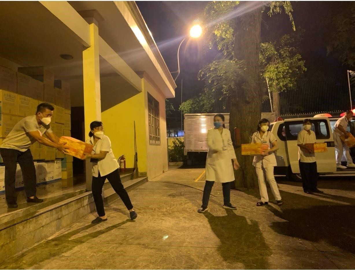 Hàng trăm ngàn sản phẩm Trà Dr Thanh cũng đã được “chuyền” đến với các khu cách ly, bệnh viện trên toàn quốc trong suốt thời gian qua