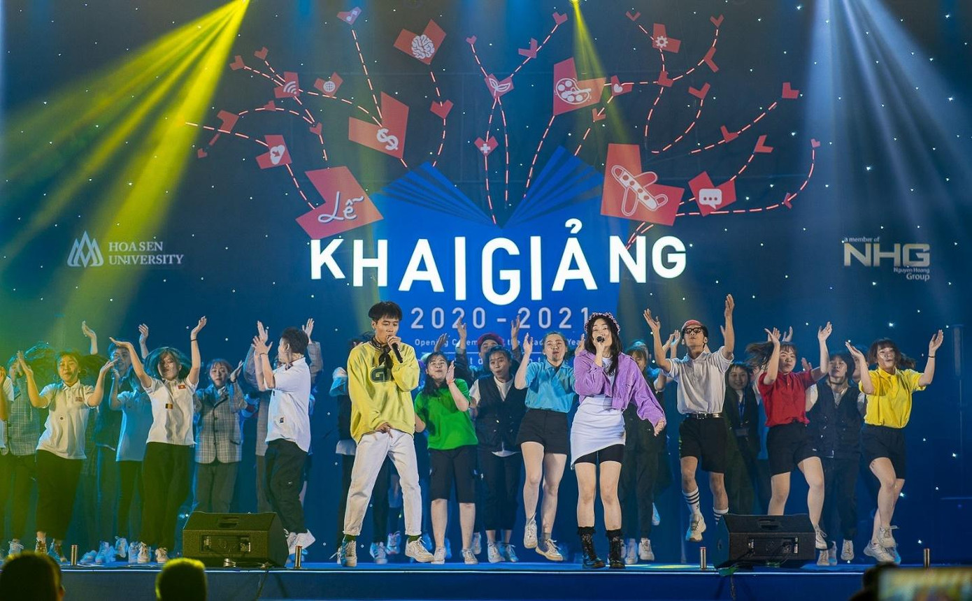 Tiết mục biểu diễn của sinh viên Hoa Sen trong lễ khai giảng năm học 2020-2021 Tiết mục biểu diễn của sinh viên Hoa Sen trong lễ khai giảng năm học 2020-2021