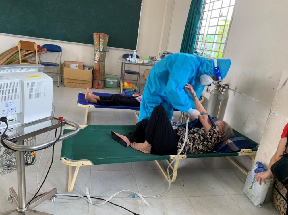 Bác sĩ kiểm tra sức khỏe sau khi tiêm của những người lớn tuổi