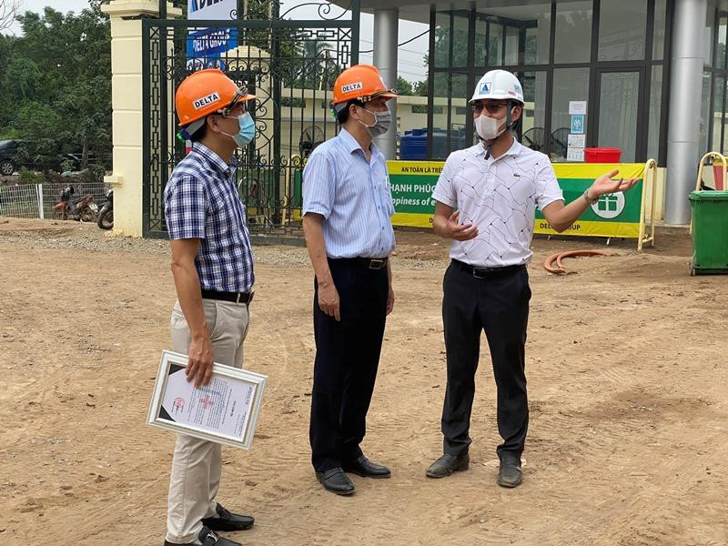 Phó Tổng Giám đốc Công ty CP Bóng đèn Phích nước Rạng Đông Trần Trung Tưởng (đứng giữa) trao đổi với Phó Tổng giám đốc Công ty TNHH Tập đoàn xây dựng Delta Hoàng Ngọc Tú (bên phải) - đơn vị Tổng thầu xây dựng của Dự án Phó Tổng Giám đốc Công ty CP Bóng đèn Phích nước Rạng Đông Trần Trung Tưởng (đứng giữa) trao đổi với Phó Tổng giám đốc Công ty TNHH Tập đoàn xây dựng Delta Hoàng Ngọc Tú (bên phải) - đơn vị Tổng thầu xây dựng của Dự án