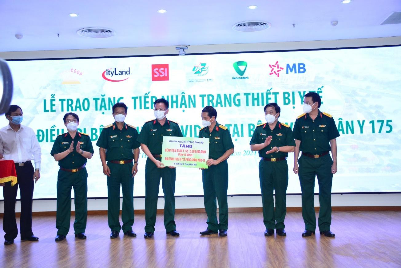 Ngân hàng Quân Đội (MB)trao tặng BV Quân Y 175 thiết bị y tế với tổng giá trị 5 tỷ đồng
