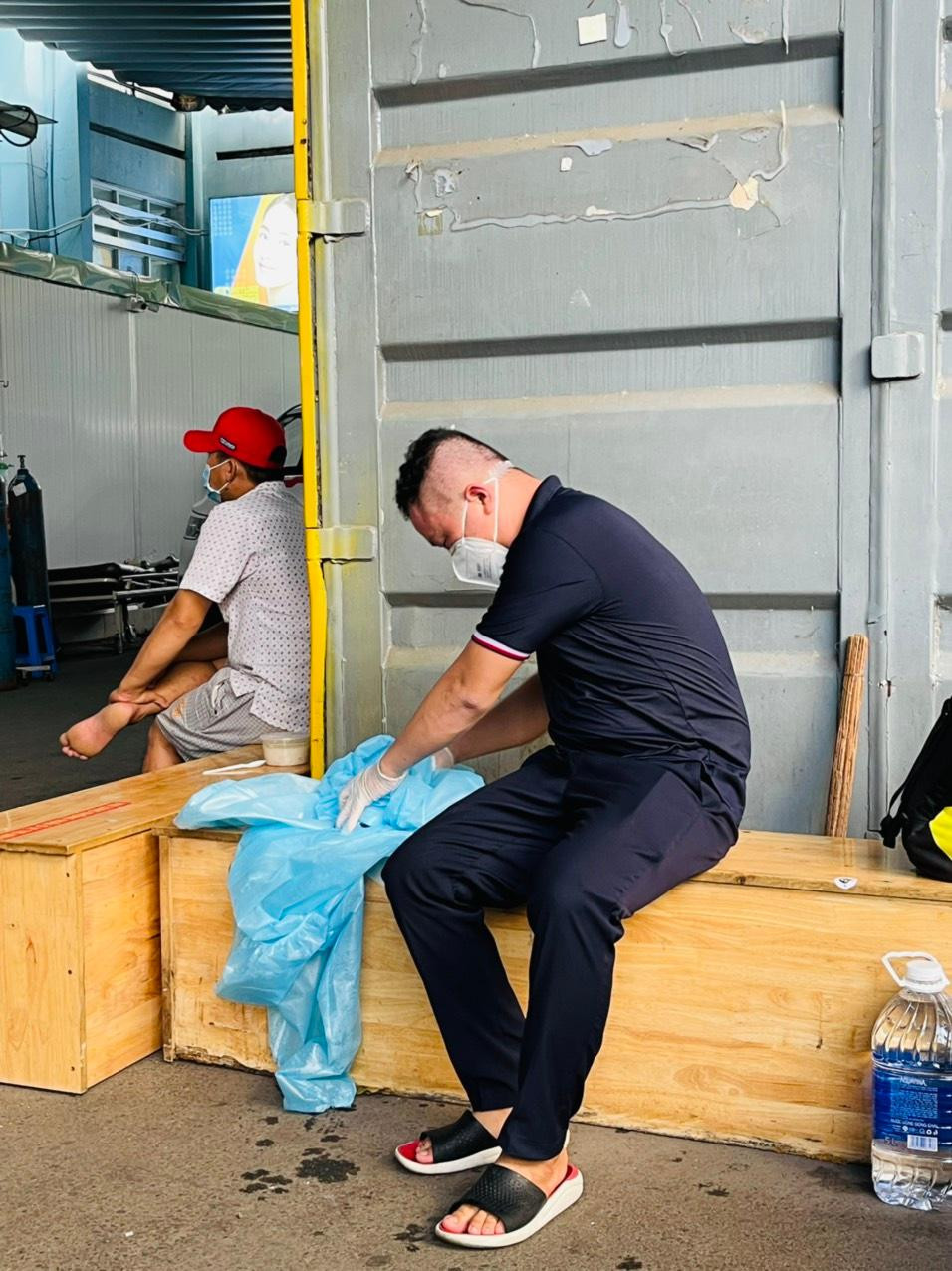 Tranh thủ chút nghỉ trưa hiếm hoi để kịp thay trang phục uớt sũng mồ hôi sau lớp áo bảo hộ