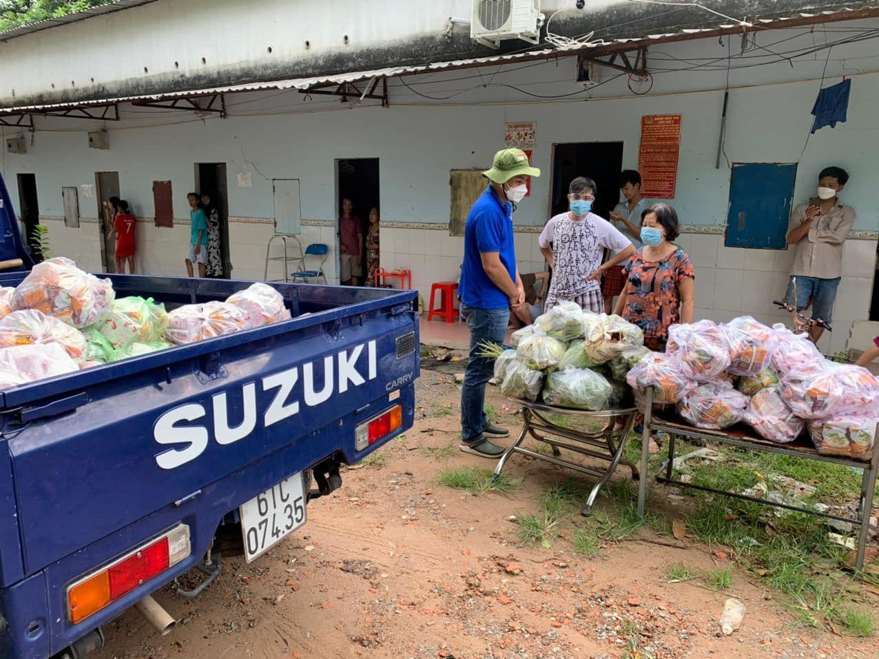 Đoàn thanh niên hỗ trợ thực phẩm cho người ở trọ