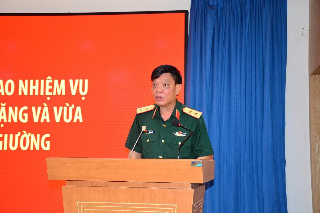 Trung tướng Ngô Minh Tiến phát biểu giao nhiệm vụ tại buổi lễ.