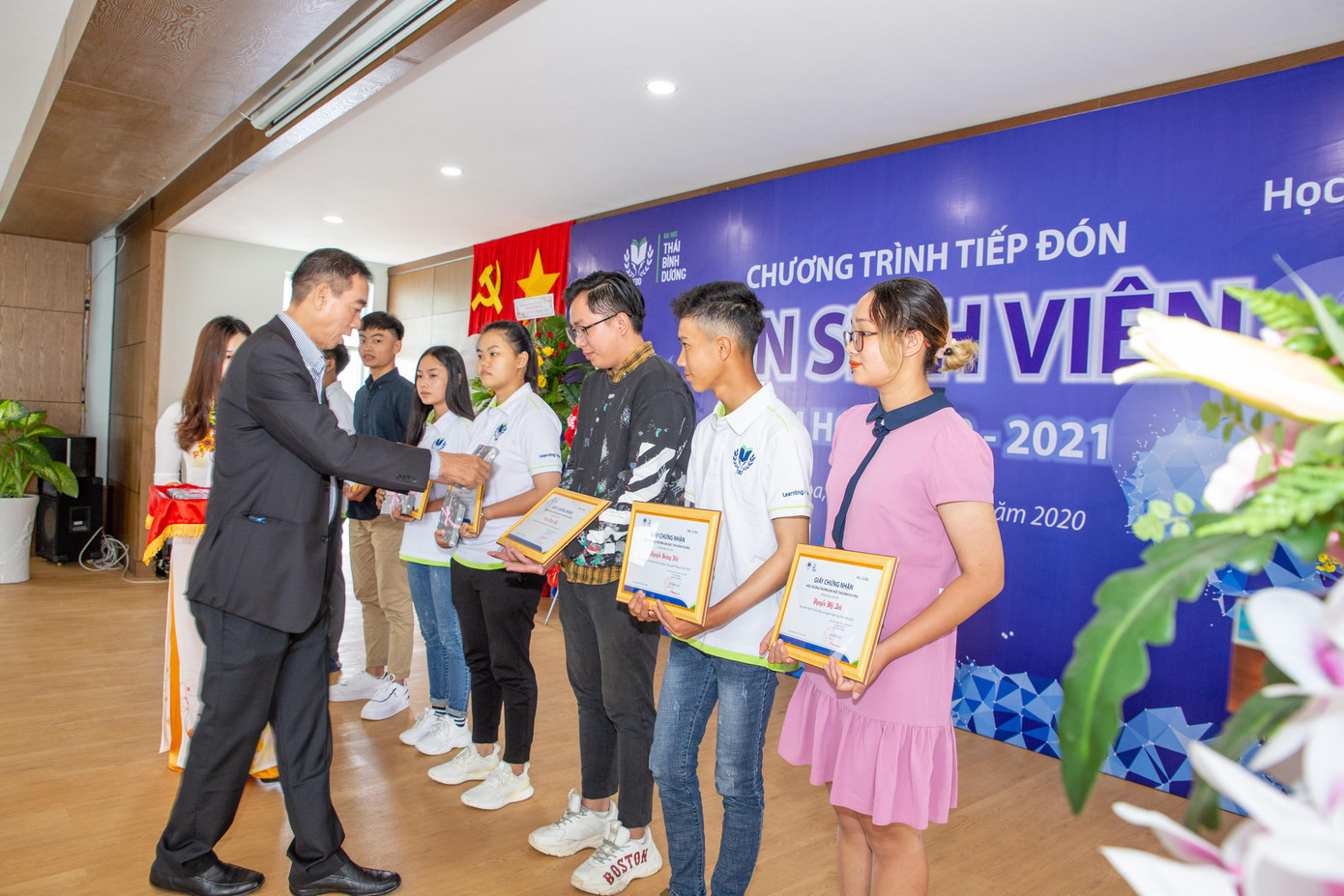 Hơn 300 suất học bổng “Phát triển tài năng” và “Vượt khó” dành cho tân sinh viên năm học 2021-2022.