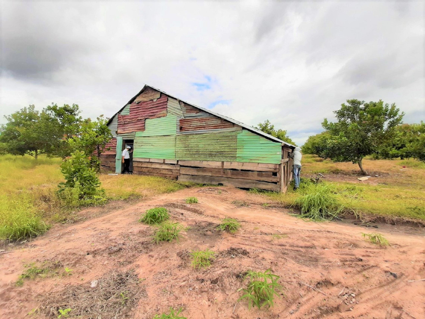 Một căn nhà dựng trên phần đất để triển khai 12 tuyến kênh nhánh thuộc dự án