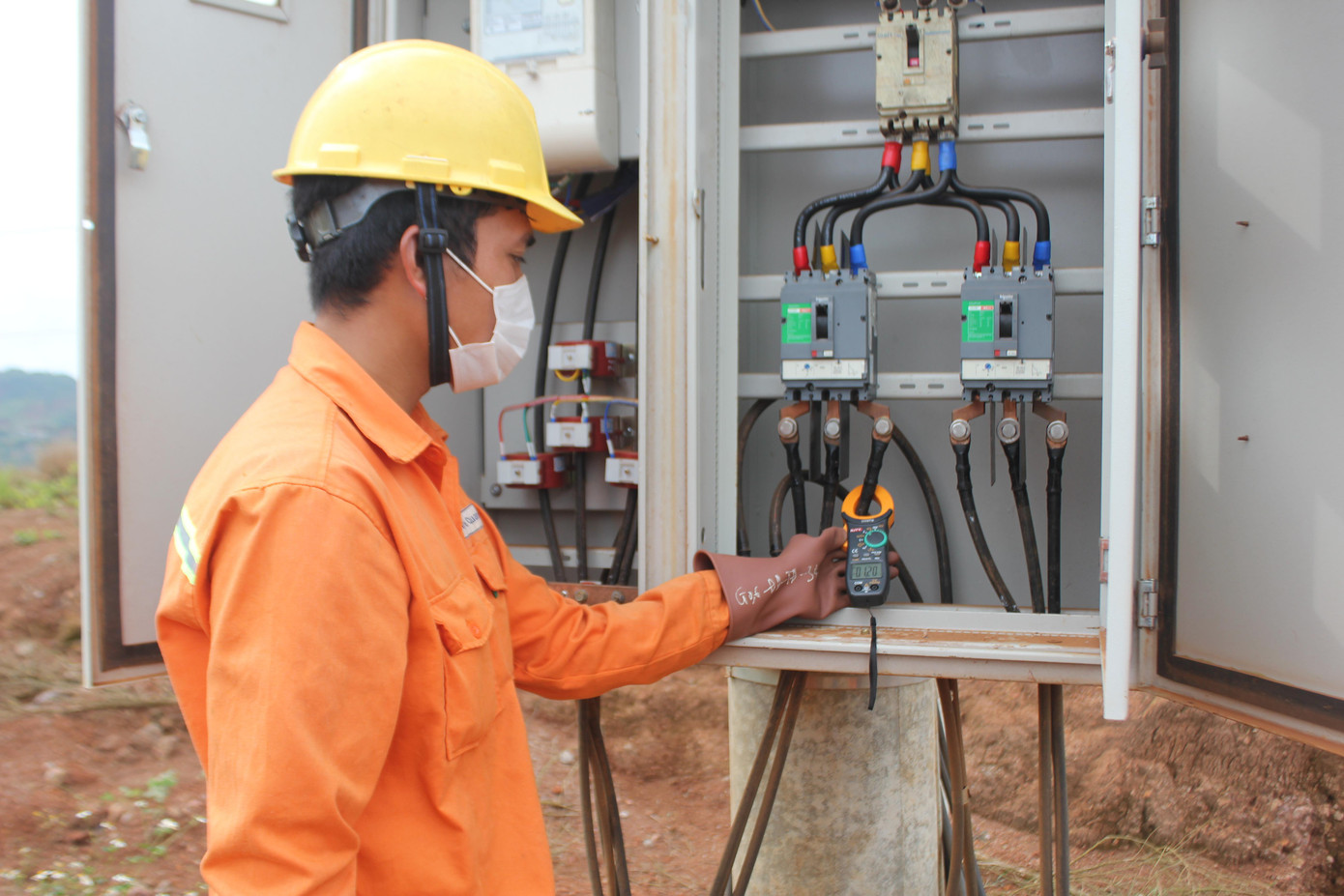 Tuyên truyền cho khách hàng các dịch vụ điện tử của ngành điện trong mùa dịch.