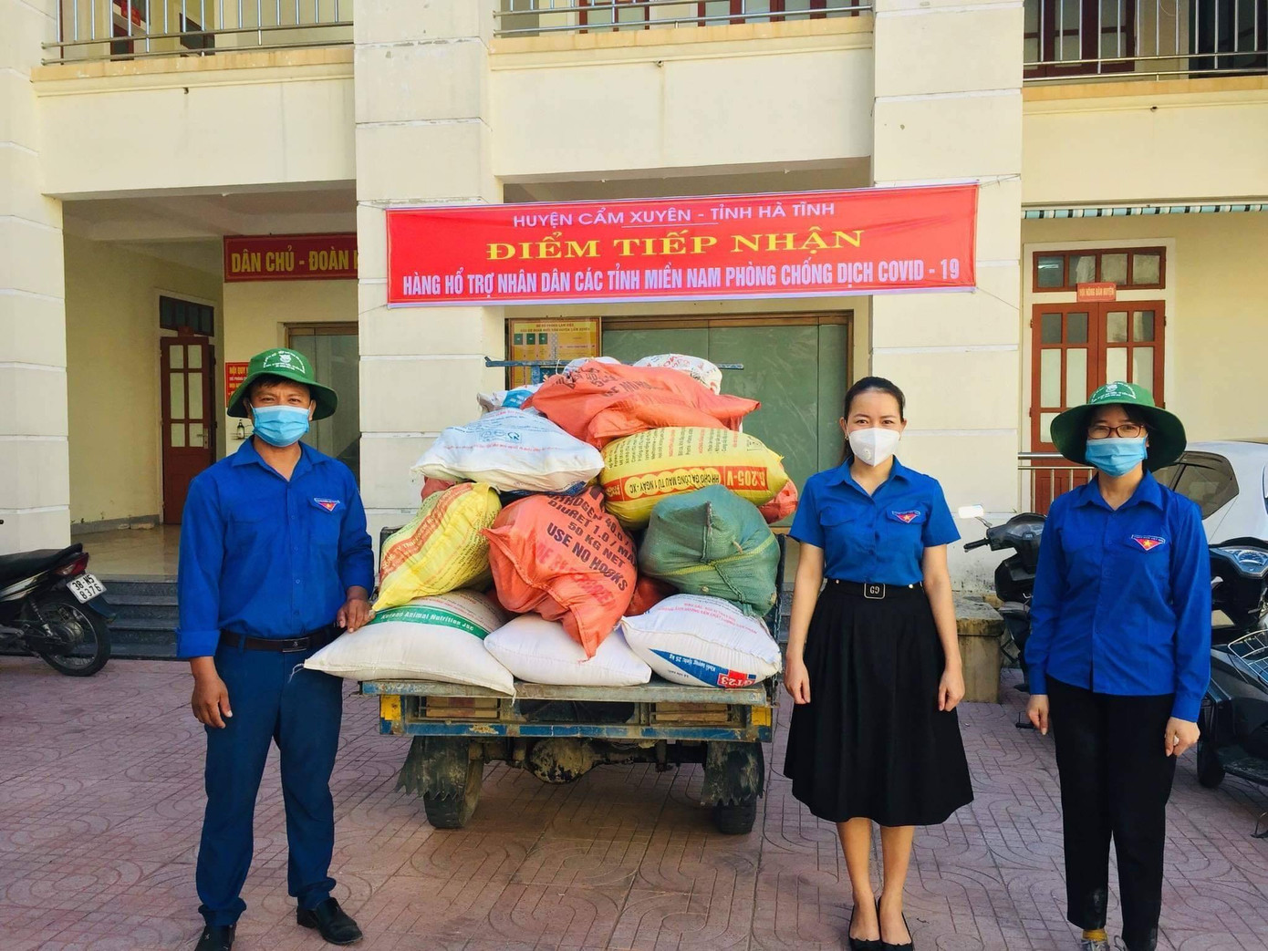 Nhiều tấn hàng hóa, lương thực đã được người dân miền Trung tận tay chuẩn bị để hỗ trợ cho miền Nam