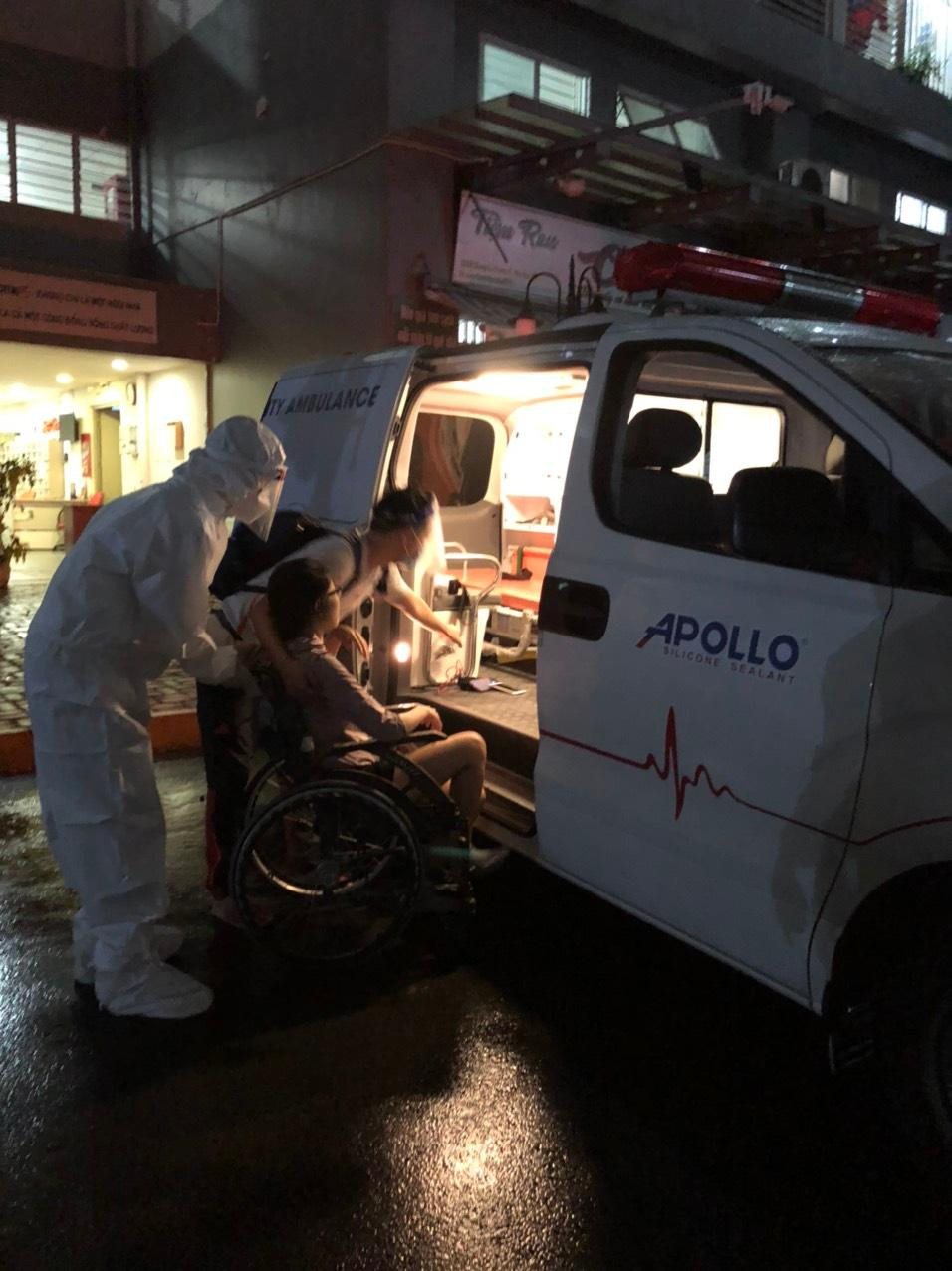 Tài xế hỗ trợ bệnh nhân lên xe cấp cứu