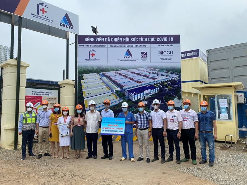 PGS.TS Nguyễn Lân Hiếu - Giám đốc Bệnh viện Đai học Y Hà Nội (bộ đồ xanh đứng giữa) thay mặt ban lãnh đạo Bệnh viện tiếp nhận phần tài trợ trị giá 1,8 tỷ đồng do Công ty CP Bóng đèn Phích nước Rạng Đông trao tặng PGS.TS Nguyễn Lân Hiếu - Giám đốc Bệnh viện Đai học Y Hà Nội (bộ đồ xanh đứng giữa) thay mặt ban lãnh đạo Bệnh viện tiếp nhận phần tài trợ trị giá 1,8 tỷ đồng do Công ty CP Bóng đèn Phích nước Rạng Đông trao tặng