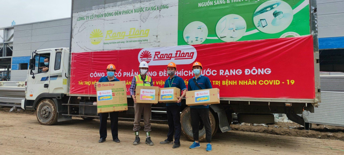 Vận chuyển đèn lắp đặt tại công trường