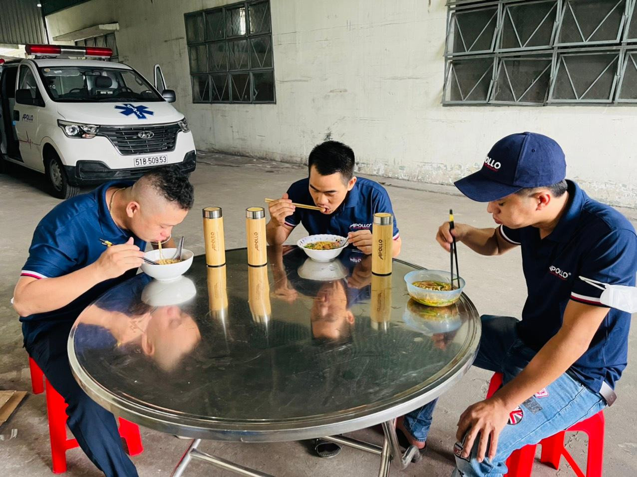 Bữa ăn sáng vội vàng của các tài xế trước giờ bắt đầu công việc