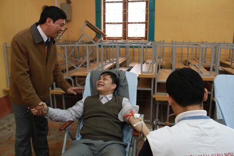 Phó TBT báo Tiền Phong động viên cán bộ, sinh viên Đại học Thái Nguyên tham gia hiến máu.