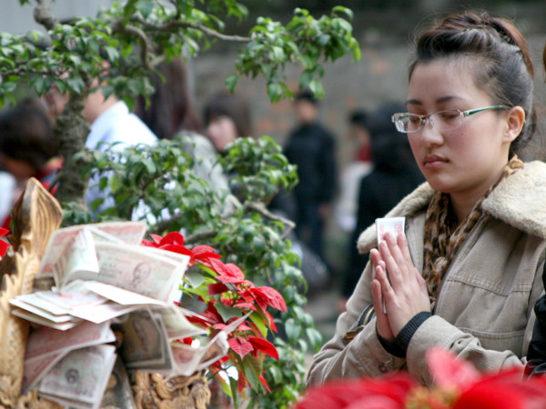 Tay cầm mọt năm tiền lẻ chuẩn bị bỏ lên tượng