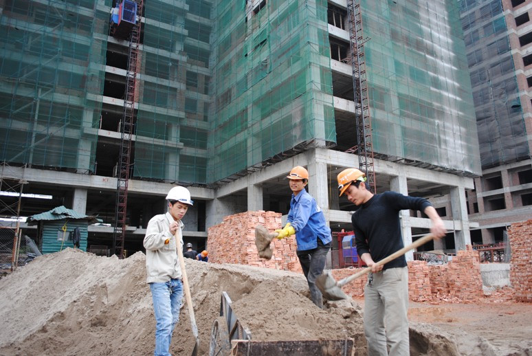 Thi công 3 ca trên công trường xây dựng văn phòng, nhà ở tại 102 Trường Chinh.