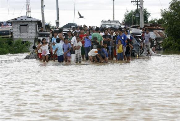 Nước lũ dâng cao ở Apalit Pampanga, phía bắc thủ đô Manila. Người dân phải di tản lên vùng đất cao tránh lũ