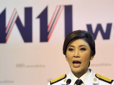 Tân Thủ tướng Yingluck phát biểu với báo chí sau lễ nhậm chức. Ảnh: AP