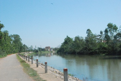 Ven bến là con đường hẹp nhưng khá thơ mộng dẫn vào nhà Đại tướng 