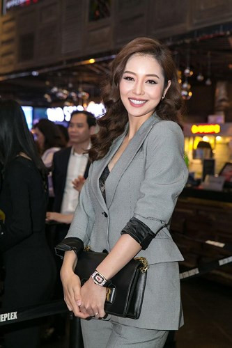 Jennifer Phạm quyến rũ rạng ngời tại lễ ra mắt phim của Trần Bảo Sơn ảnh 1