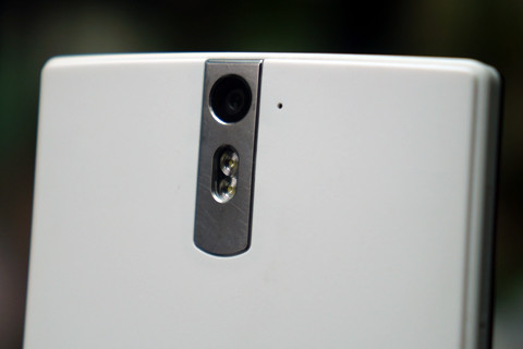 Phía sau là camera kèm đèn flash