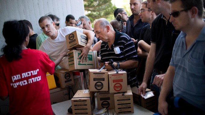 Người dân Tel Aviv đổ xô đi mua mặt nạ phòng độc dự trữ trước nguy cơ bị tấn công bằng vũ khí hóa học