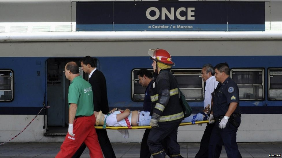 Lực lượng cứu hộ chuyển nạn nhân ra khỏi vụ tai nạn