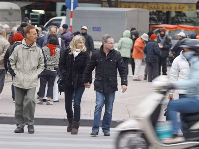 Sang đường luôn là nỗi sợ hãi đối với du khách nước ngoài tại Hà Nội	Ảnh trong trang: Xuân Phú