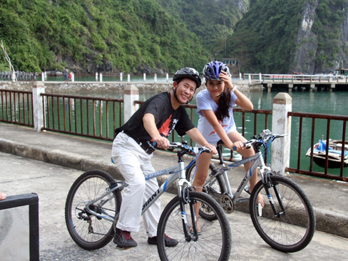 Tham gia chuyến đi này cùng cô còn có đầu bếp số một thế giới Yan Can Cook. Họ tiếp tục đồng hành cùng nhau trong chương trình truyền hình Khám phá Việt Nam phần 2