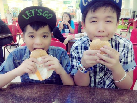 Gặp lại Tôn Chí Long trong một lần tham gia biểu diễn do đơn vị tố chức Giọng hát Việt tổ chức. Bài viết: http://news.zing.vn/Quang-Anh-lam-gi-sau-The-Voice-Kids-post359359.html#home_featured.tinnong Nguồn Zing News 