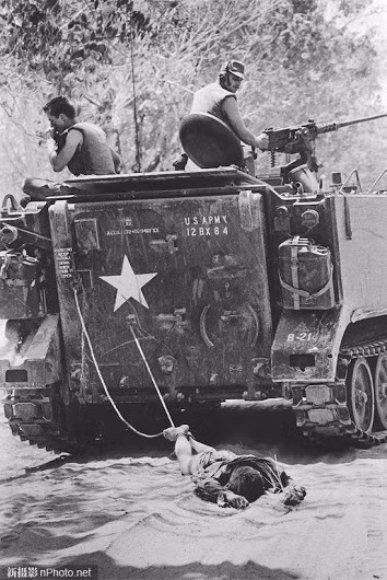 1966: Thi thể của người lính bị kéo lê sau chiếc xe bọc thép của lính Mỹ - Nguỵ trên đường tới một hố chôn tập thể