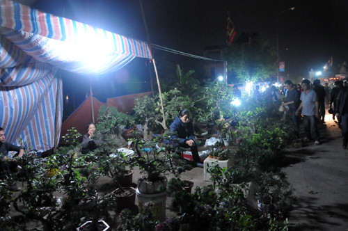 Dịch vụ ăn theo nhan nhản ở chợ Viềng ảnh 5