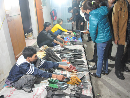 Dịch vụ ăn theo nhan nhản ở chợ Viềng ảnh 6