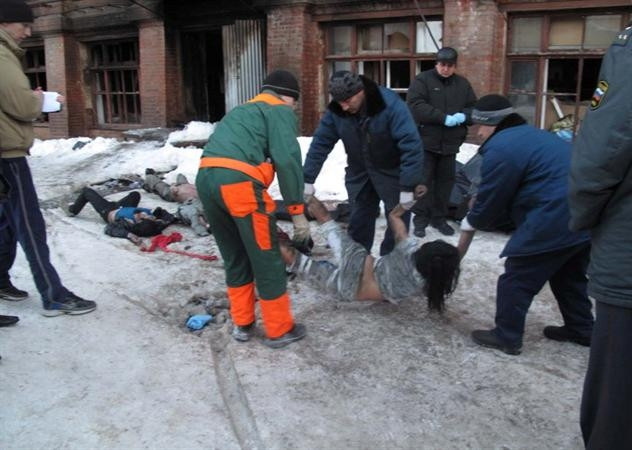 Các lực lượng chức năng Nga cũng đã khẩn trương có mặt tại hiện trường cứu giúp và chuyển các thi thể nạn nhân rời khỏi hiện trường. Các lực lượng chức năng Nga cũng đã khẩn trương có mặt tại hiện trường cứu giúp và chuyển các thi thể nạn nhân rời khỏi hiện trường.