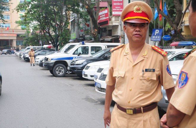 Trưởng phòng CSGT - Đại tá Đào Vĩnh Thắng trực tiếp chỉ huy lực lượng ra quân chống bão