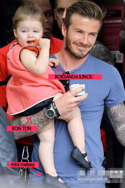 Harper Seven Beckham xinh xắn bên bố