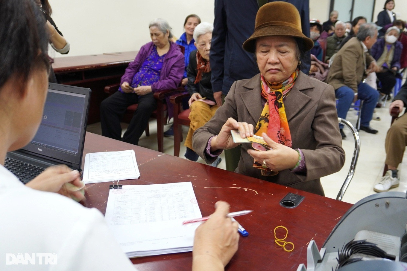 Người dân mong mỏi điều chỉnh lương hưu cao hơn. (Ảnh: Hoa Lê).