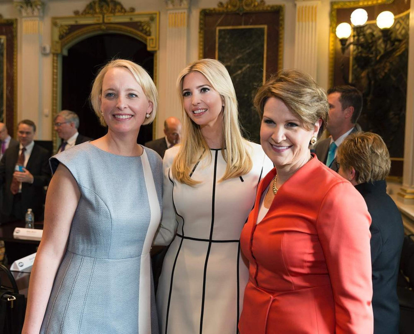 Phong cách thời làm việc trong Nhà Trắng của Ivanka thiên về chuyên nghiệp, nữ tính và an toàn. Phong cách thời làm việc trong Nhà Trắng của Ivanka thiên về chuyên nghiệp, nữ tính và an toàn.