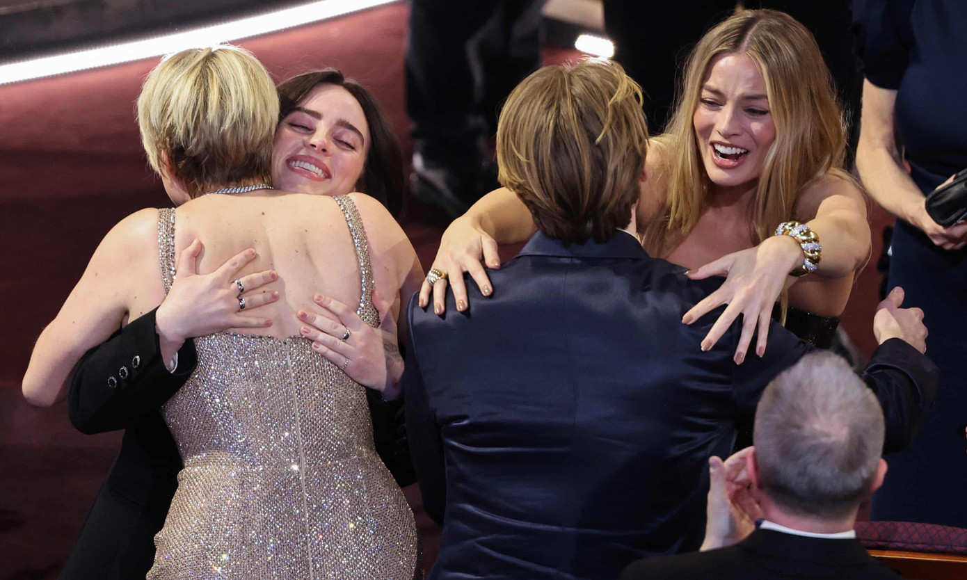 Billie Eilish và Finneas O'Connell ôm lấy đạo diễn Greta Gerwig và nữ diễn viên Margot Robbie sau khi họ giành giải. Ảnh: Reuters.