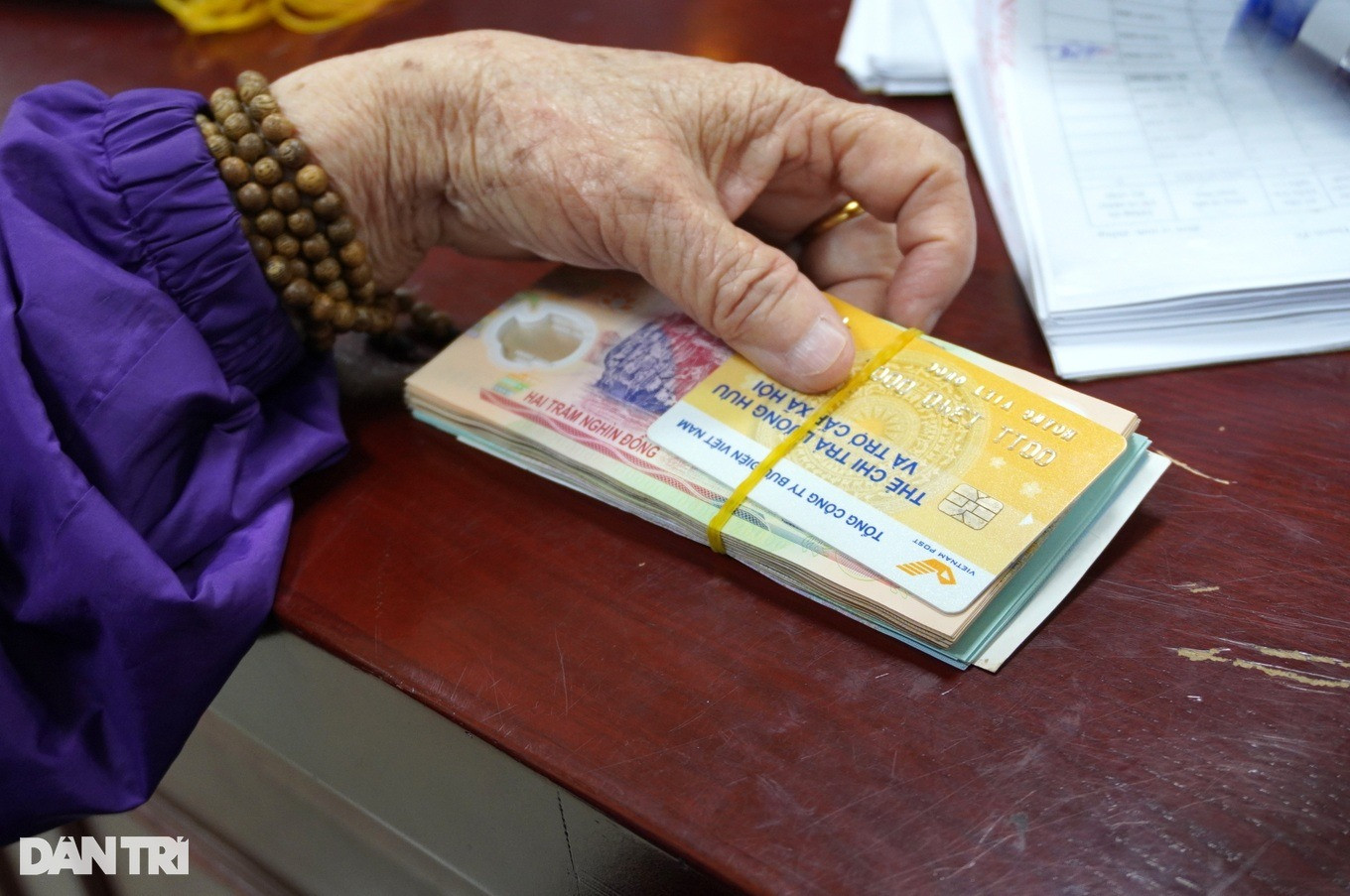 Người dân nhận lương hưu hằng tháng. (Ảnh: Hoa Lê).