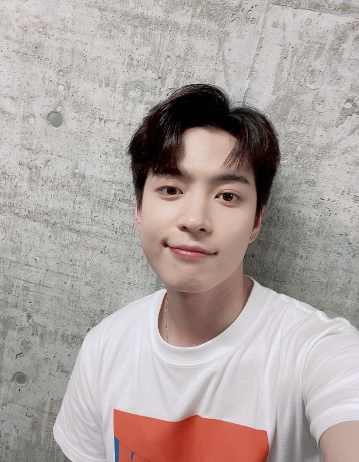 Hwichan, tên đầy đủ là Lee Hwi Chan, sinh năm 1996, đang bị tố có hành vi tấn công tình dục nữ CEO.