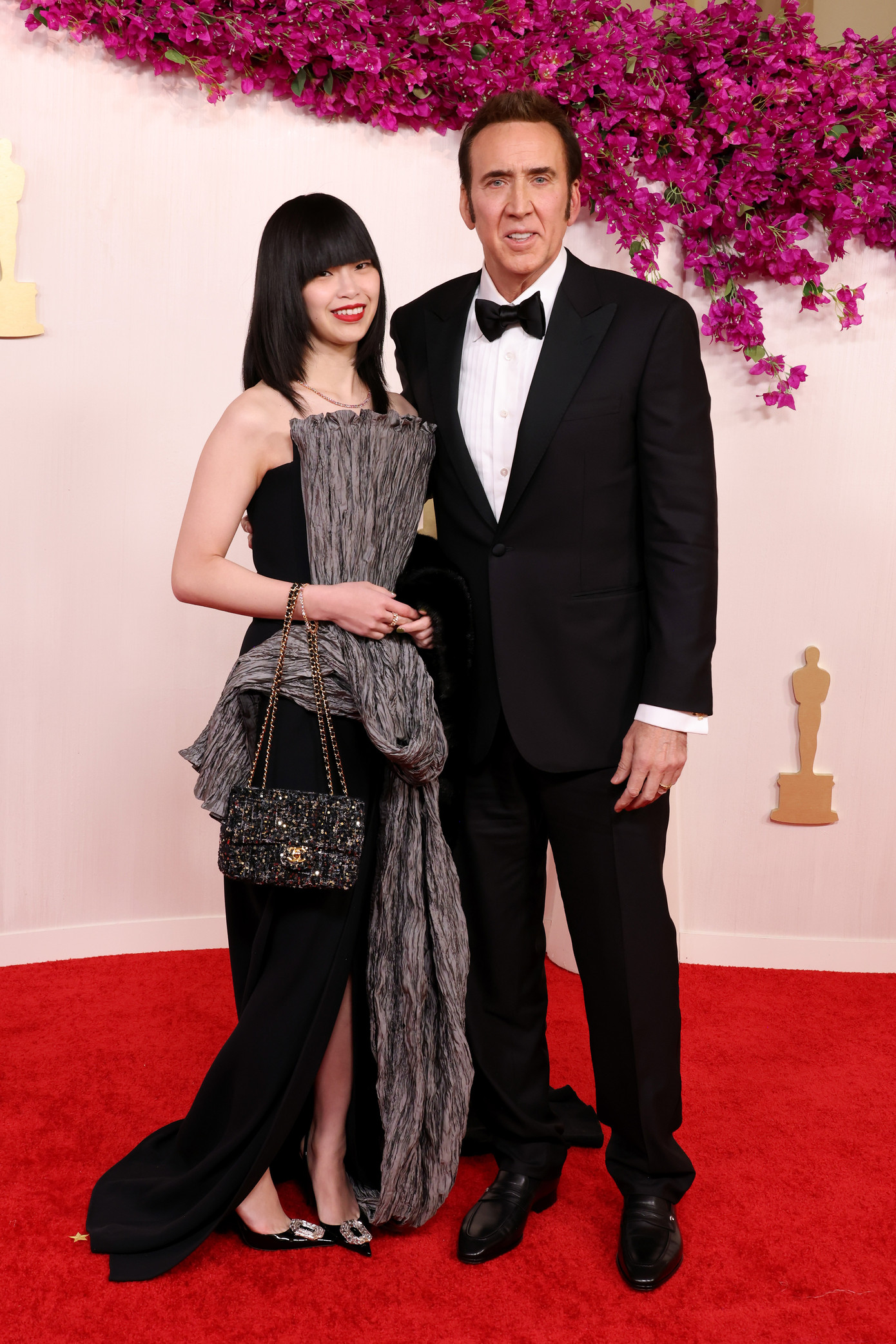 Tài tử Nicolas Cage và vợ Riko Shibata, Dwayne Johnson,Emma Stone là một trong những ngôi sao đầu tiên xuất hiện trên thảm đỏ Oscar 2024.